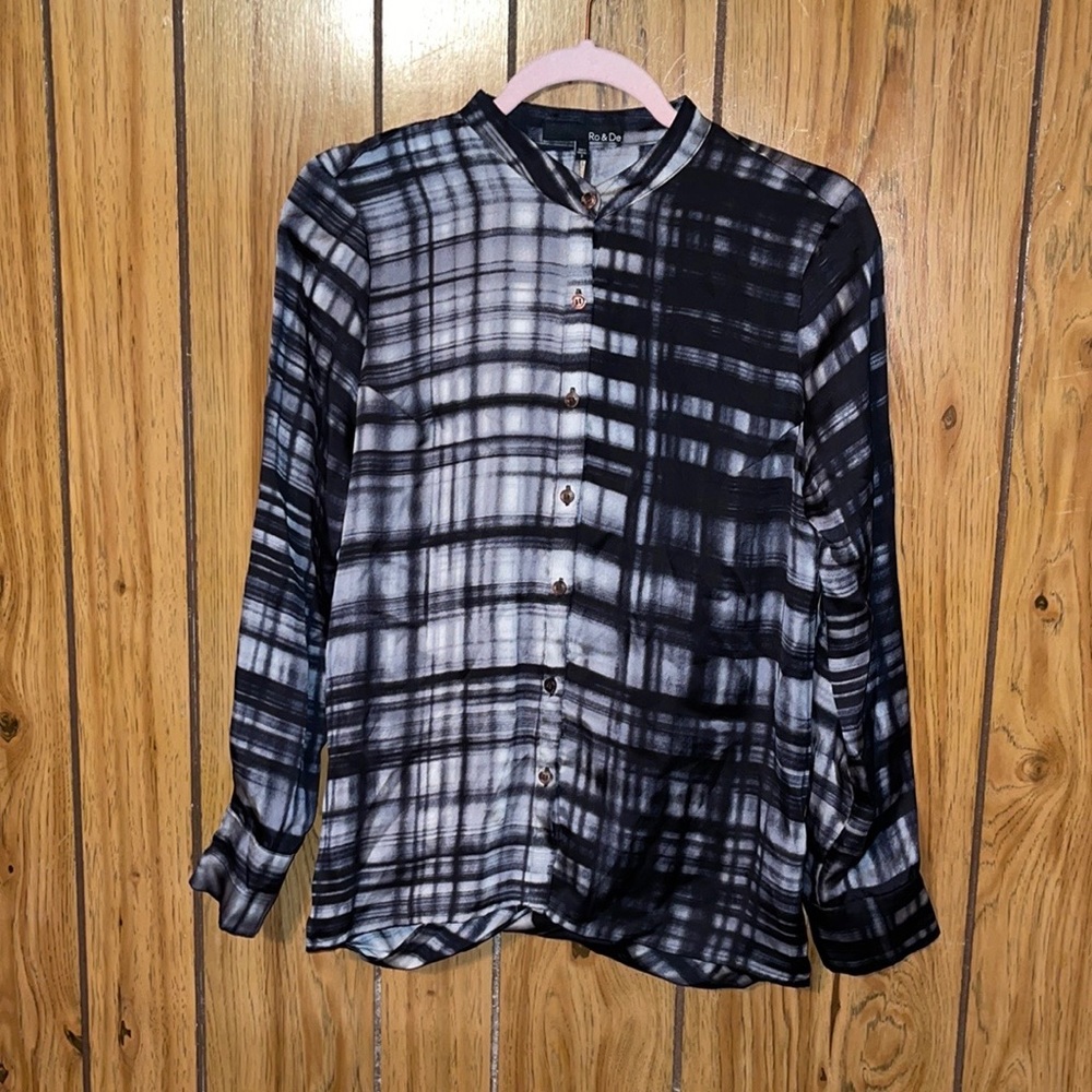 RO & DE Black and Gray Top